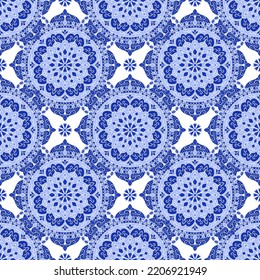 Das türkische Muster in Blau und Weiß ist nahtlos und mit luxuriösen Blumenverzierungen gestaltet. Traditionelle arabische, indische Motive. Ideal für Gewebe und Textilien, Tapeten, Verpackungen oder jede erwünschte Idee.