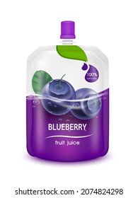 Blaubeersaftjelly trinkt in Folienbeutel mit Deckkappe und Design der Blueberry Frucht violett Verpackung Muster. Einzeln auf weißem Hintergrund. Realistische 3D-Vektorgrafik EPS10.