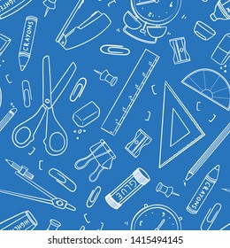 Konzept des statischen Werkzeugmusters. Nahtlose Vektordesign; Handgezeichnete Umrisse, DreiecksLineal, Schere, Schärfer, Stift, Leimstift, Büroklammer, Stifte, Wecker, Lineal für den Druck