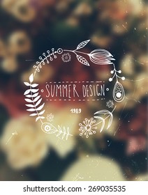 unscharfer Blumenhintergrund. Handgezeichneter Blumenkranz für Sommerlogo oder Label-Design. Hipster-Farben. Vintage Style.