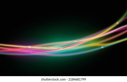Las líneas luminosas borrosas del arcoiris brillan en una curva oscura sobre un fondo negro para servir como telón de fondo de diseño.
