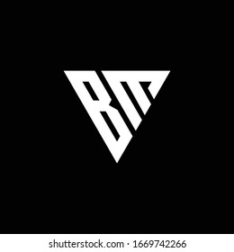 Monograma de la letra del logotipo BM con una plantilla de diseño de forma triangular aislada en fondo negro