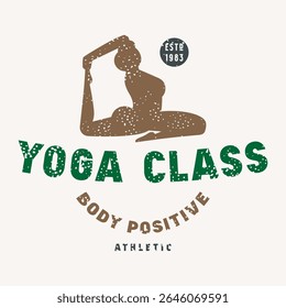 Corpo positivo ioga classe emblema. Design gráfico com tipografia e silhuetas de menina em asana. Impressão colorida com textura áspera no plano de fundo branco
