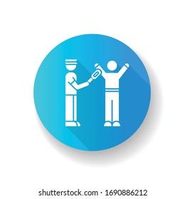 Icono de glifo de sombra larga de diseño plano azul de escaneo de cuerpo. Seguridad del aeropuerto con detector de metales. Pasajero siendo revisado antes del vuelo. Buscar contrabando. Ilustración de color RGB de silueta