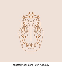 Logo de Boho. Símbolo de línea de moda para curación botánica, cosmética natural, hierbas medicinales, productos de belleza ecológicos, esotérico, alquimia, etc. Vector aislado emblema bohemio con manos hembras, planta y sol.