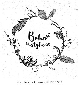 Estilo boho, con dibujos a mano creativos Marco redondeado decorado con plumas étnicas.