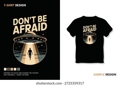 Ein kühnes Retro-Design mit einem glühenden UFO, das eine menschliche Silhouette inmitten von Sternen aufstrahlt, mit der Botschaft 'Don't Be Afraid', die Tapferkeit und Geheimnis in raumbezogenen Kunstwerken widerspiegelt.