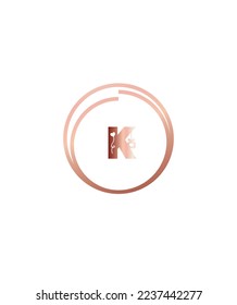 Eine falte und romantische Atmosphäre zeigt Buchstaben-K-Logo-Vorlage mit Herzakzent
