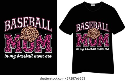Das mutige und trendige T-Shirt-Design mit Leopardendruck-Typografie und einer Baseballkappe mit dem Zitat "Baseball Mom in My Baseball Mom Era". Perfekt für stolze Baseball-Mütter, Spieltagsoutfits, Team-Support-Kleidung und stylische Sport-Mama-Kleidung.