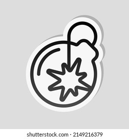 Bombe mit Sicherung, einfaches Symbol. Linearer Aufkleber, weißer Rand und einfacher Schatten auf grauem Hintergrund