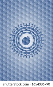 icono de bomba dentro de la placa azul con un patrón geométrico.