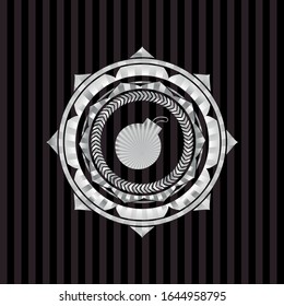 icono de bomba dentro de una placa brillante plateada