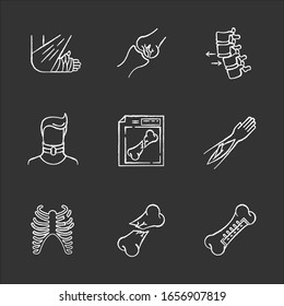 Fracturas óseas: iconos blancos de tiza sobre fondo negro. Análisis de rayos X. Dislocación de la columna vertebral. Cuello roto. Cirugía. Fractura abierta. Lesiones en la parte de la pierna y en la parte del cuerpo. Ilustraciones aisladas de pizarra vectorial