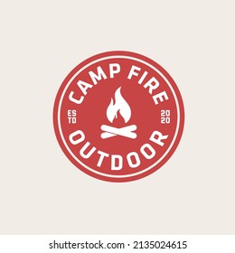 Fuego incendiado, icono de diseño del logotipo del campamento de bomberos	