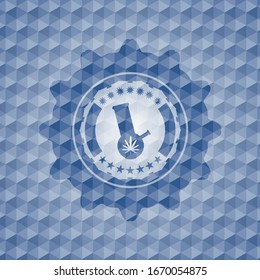 ícono de marihuana dentro de la placa azul con fondo de patrón geométrico.