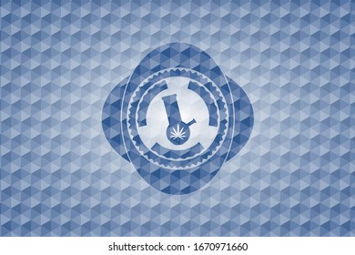 ícono de marihuana dentro del emblema azul o placa con fondo de patrón geométrico abstracto.