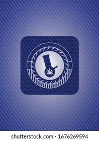 Bong de icono de marihuana dentro del emblema con textura de denim