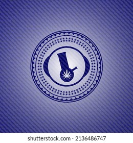 Bong de icono de marihuana dentro del emblema con textura jean. 