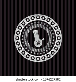ícono de la marihuana dentro del emblema brillante plateado