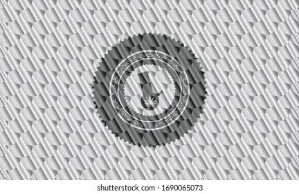ícono de la marihuana dentro del emblema de color plata. Patrón de escalas. Ilustración vectorial. Detallado.