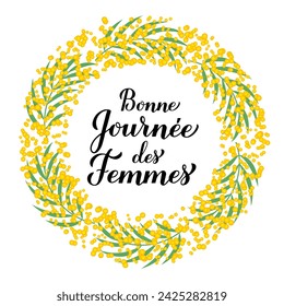 Bonne Journe des Femmes - Feliz Día de la Mujer en francés. Letras caligráficas a mano con corona de mimosa floral. Afiche tipográfico del Día Internacional de la Mujer. Plantilla de vector, banner, tarjeta de felicitación, flyer