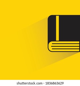 libro con sombra de caída sobre fondo amarillo
