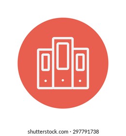 Icono de la línea delgada del archivo de reserva para diseño plano minimalista web y móvil. Icono blanco vector dentro del círculo rojo.
