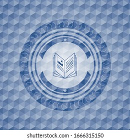 icono del libro dentro de la placa azul con fondo geométrico.