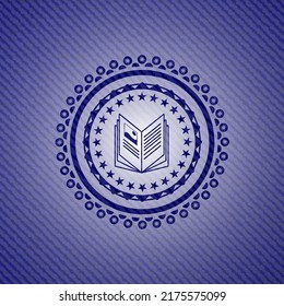icono del libro dentro del emblema con textura de denim. 