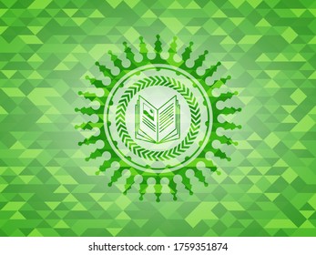 icono del libro dentro del emblema verde. Fondo mosaico. 