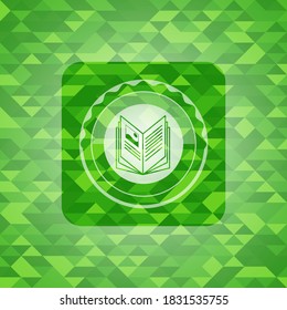 icono del libro dentro del emblema verde con fondo de mosaico triangular. 