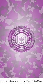 icono de libro dentro de la textura de camo rosa y púrpura. 
