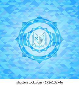 icono del libro dentro de un emblema realista de mosaico azul cielo. 