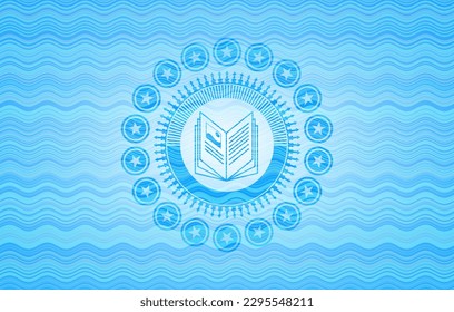icono del libro dentro del fondo del emblema de la ola de agua azul cielo. 