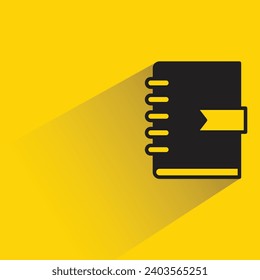 icono de libro con sombra sobre fondo amarillo
