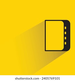 icono de libro con sombra sobre fondo amarillo