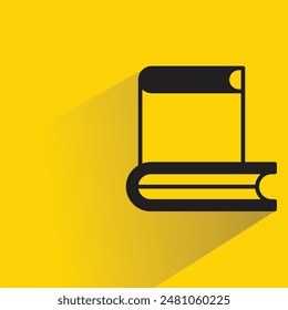 icono de libro con sombra sobre fondo amarillo