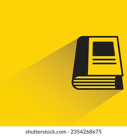 Buch mit Schatten auf gelbem Hintergrund