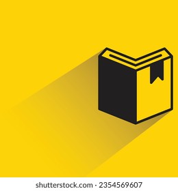 libro con sombra sobre fondo amarillo