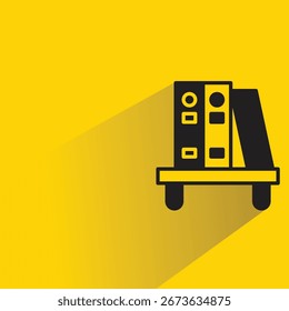 Icono de estantería con sombra sobre fondo amarillo