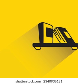 estantería con sombra sobre fondo amarillo
