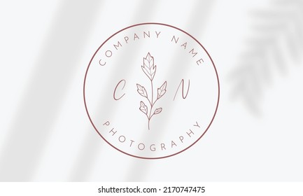 Elemento floral botánico con logotipo de mano con flores silvestres y hojas. Logo para spa y salón de belleza, boutique, tienda orgánica, boda, diseñador floral, interior, fotografía, cosmética.