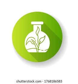 Icono de glifo de sombra larga de diseño plano verde botánico. Rama de la ciencia natural, la biología. Crecimiento artificial de plantas, organismo modificado genéticamente. Sprout en la silueta del matraz de laboratorio Ilustración de color RGB