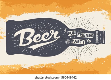 Botella de cerveza con letras dibujadas a mano y el texto Cerveza aquí para el signo del Festival de Cerveza Oktoberfest. Dibujo de época para el bar, pub, temas de cerveza. Signo con letras en textura amarilla. Ilustración vectorial