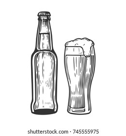 Botella y vaso de cerveza aislados en fondo blanco, dibujo a mano. Ilustración grabada vectorial.