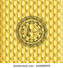 botella y vaso de icono de vino dentro del emblema dorado. Patrón de escalas. Ilustración vectorial. Detallado.