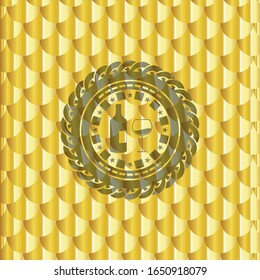 Flasche und Glas Wein Ikone in Golden Button oder Emblem. Skaliert Muster. Vektorillustration Illustration. Detaillierte Angaben.