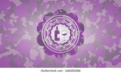 botella y vaso de icono de vino dentro del emblema de camuflaje rosa
