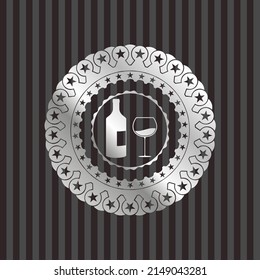Flasche und Glas Wein Symbol in Silber Emblem oder Abzeichen. 