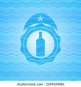 Flaschensymbol innerhalb des hellblauen Wassers; 